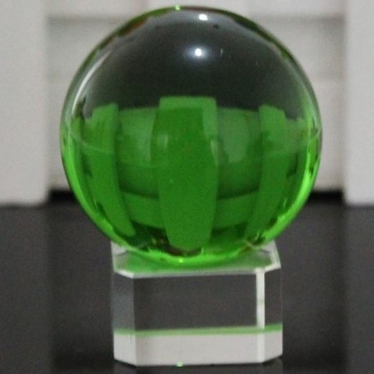 Socle et Boule de Cristal verte 40mm - Boules de cristal